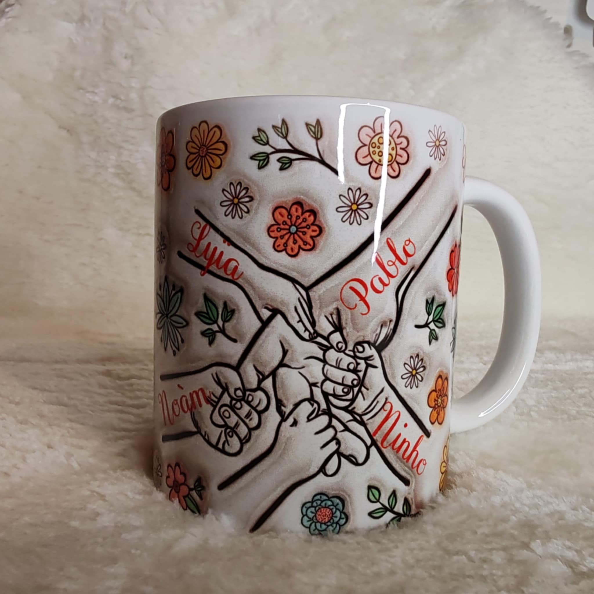 Mug personnalisé - Mains de famille avec prénoms – Image 4
